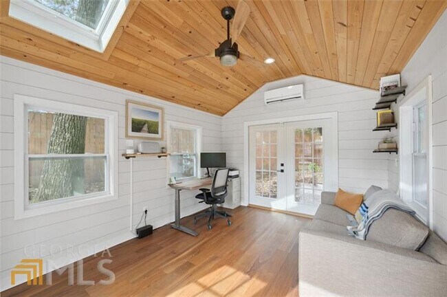 Building Photo - 2764 Green Meadows Ln NE