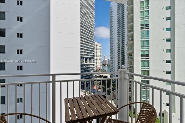 Building Photo - 185 SE 14th Terrace