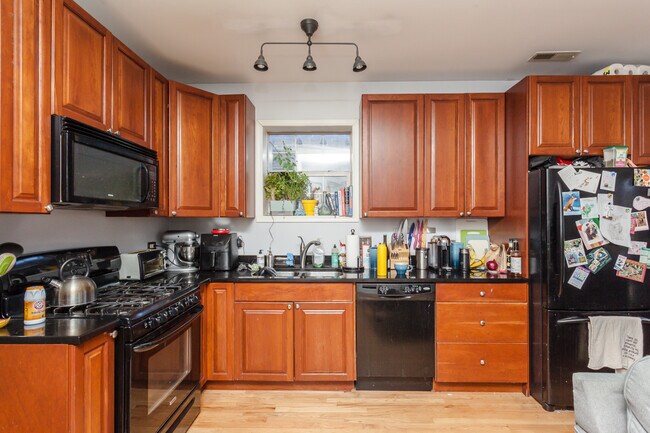 Building Photo - 1357 N Artesian Ave