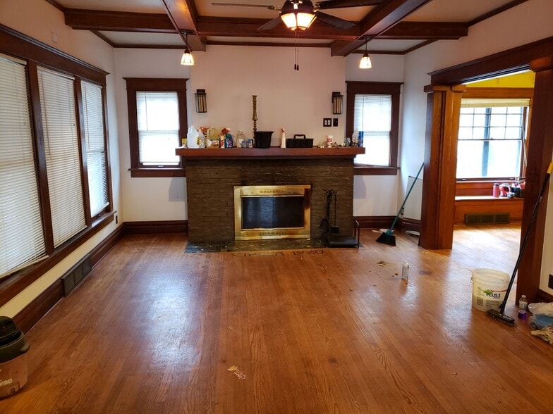 Building Photo - 1833 E 9th St