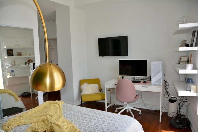 Building Photo - 848 Brickell Key Dr