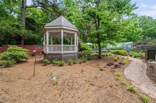 Building Photo - 2132 Dunwoody Glen