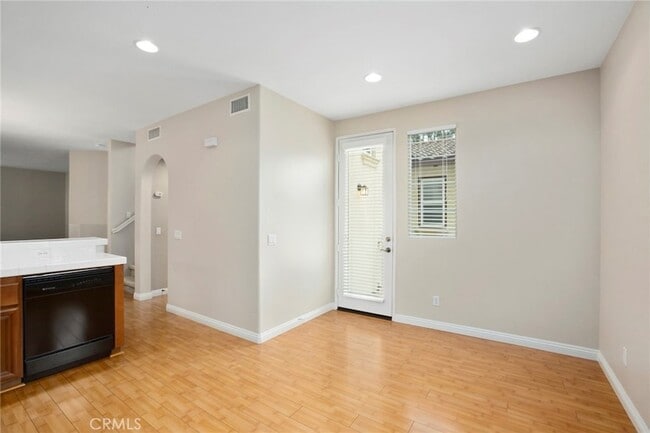 Building Photo - 21 Tall Oak