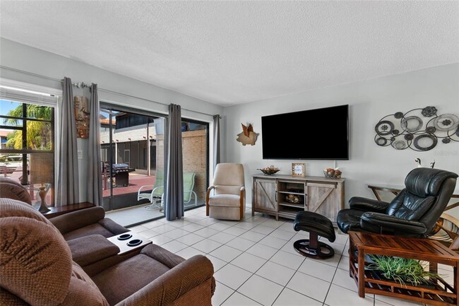 Building Photo - 2571 Cyprus Dr