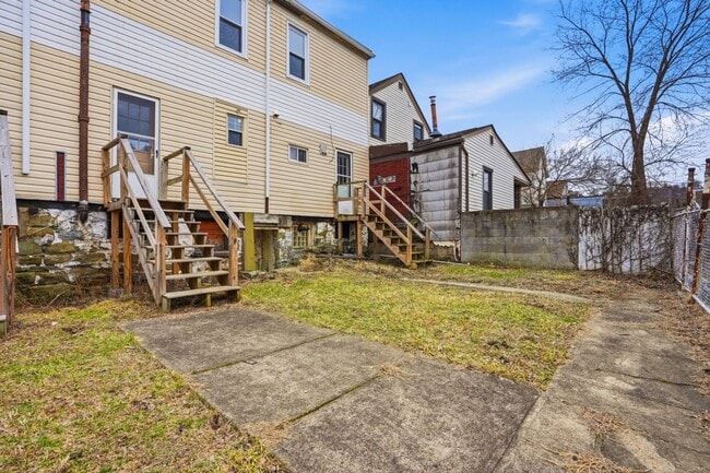 Building Photo - **Private Bloomfield 2BR Retreat – Walk to Liberty Ave, Steps from It All (15224)**