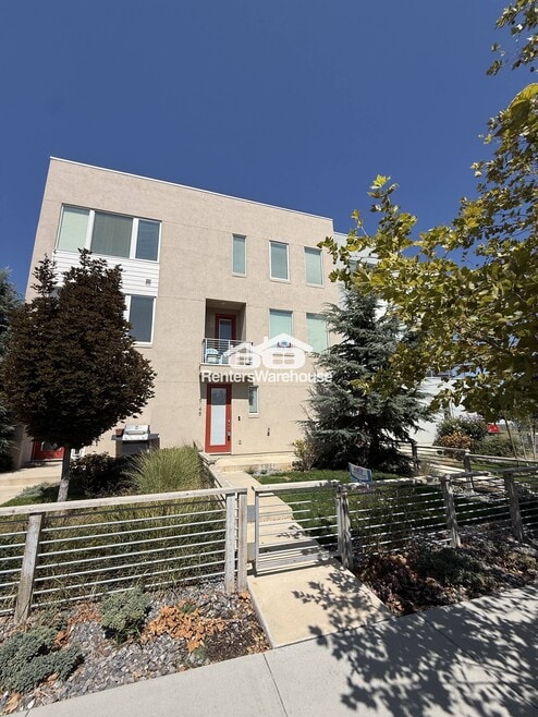 Building Photo - 6148 W Lake Ave