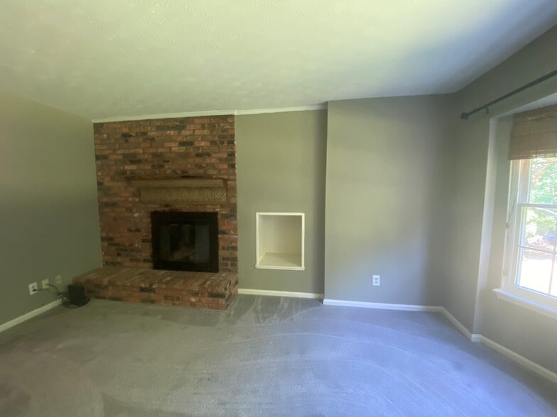 Building Photo - 6970 Carriage Hill Dr