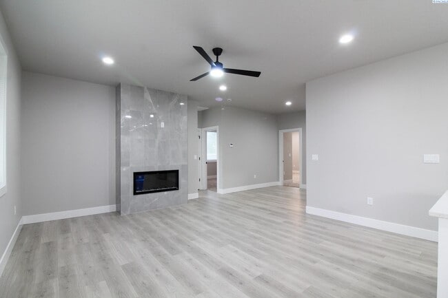 Building Photo - 3 Bedroom, 2 Bath Pasco Townhouse