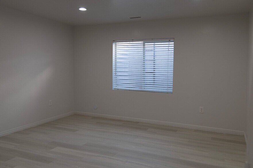 Building Photo - 1066 Searle Ln