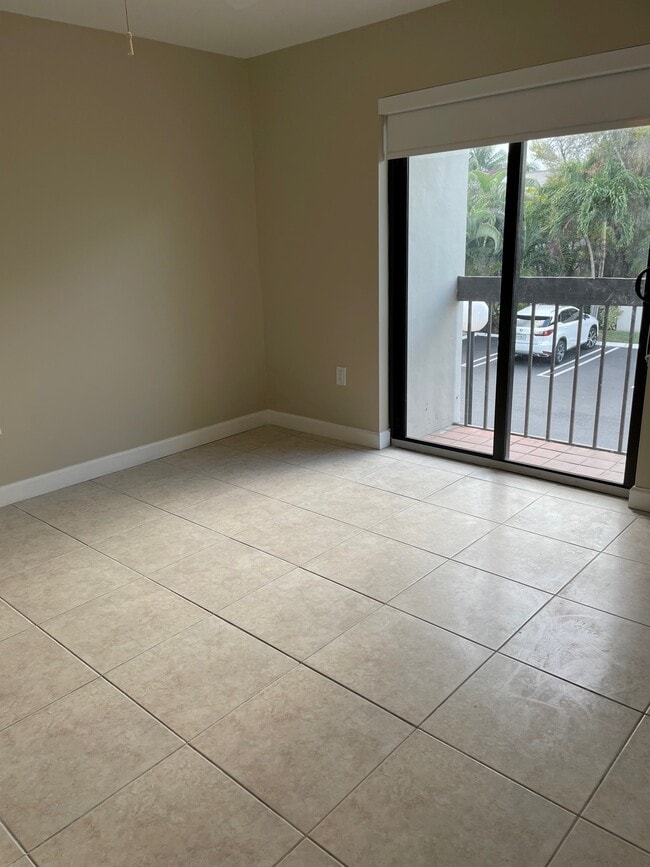 Building Photo - 4702 SW 67th Ave