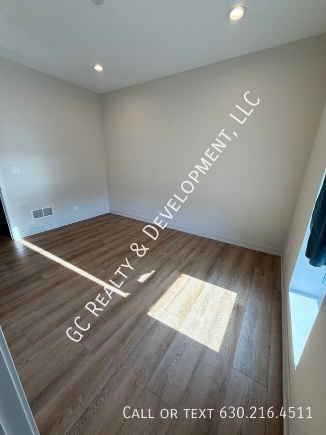 Building Photo - 3202 N Kildare Ave