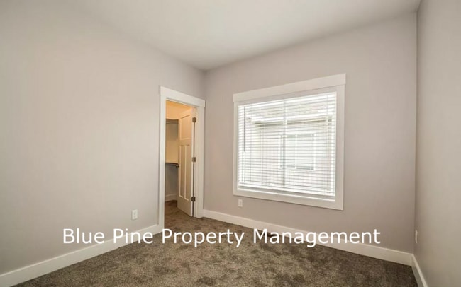 Building Photo - 710 S Saturn Ave