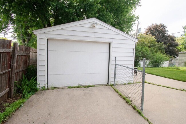 Building Photo - 3 Bedroom 1.5 Bath Available For Rent In Country Club Manor