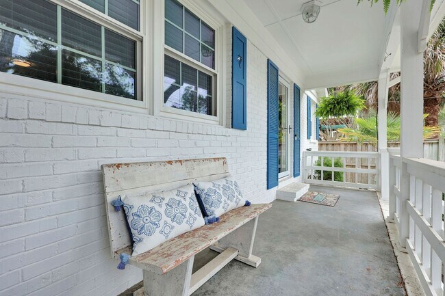 Building Photo - Furnished Off-Season 3bd/2ba Coastal Retreat with Screened Porch & Private Parking