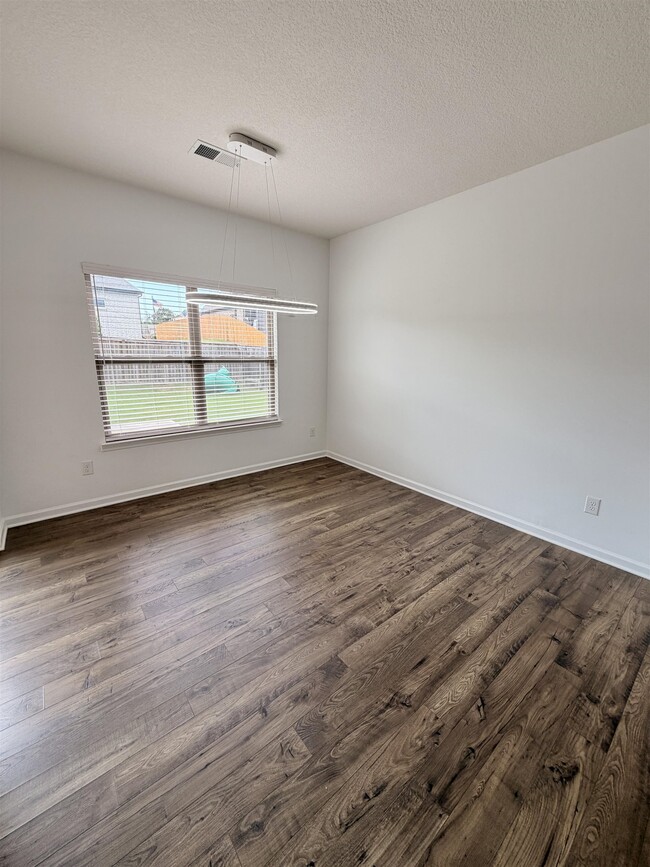 Building Photo - 280 Lilly Dr