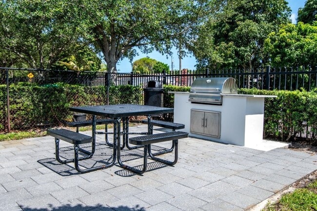 Building Photo - Legacy at Davie