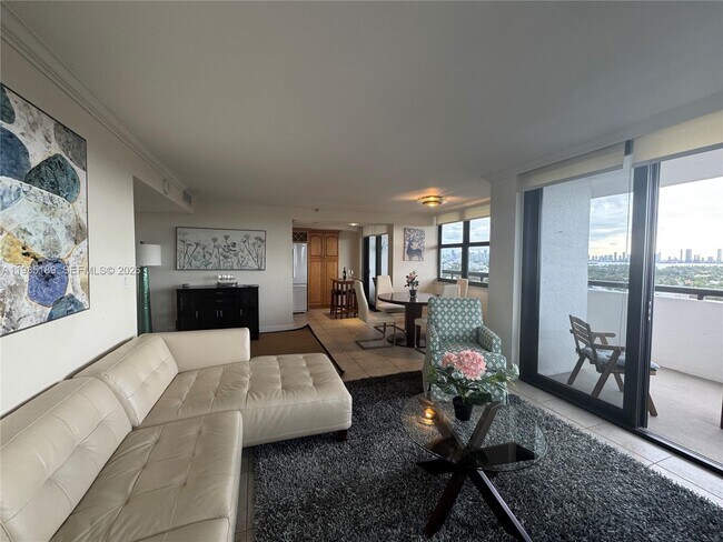 Building Photo - 2555 Collins Ave