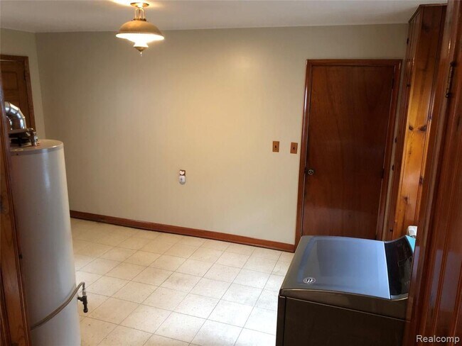 Building Photo - 2111 W 14 Mile Rd