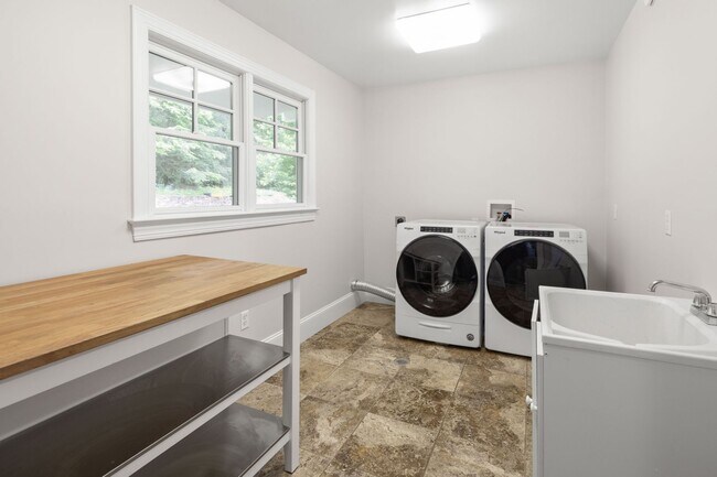 Building Photo - Spacious and Private Home in Biltmore Forest