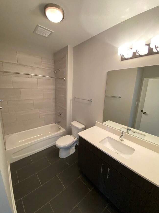 Building Photo - 1545 W North Ave