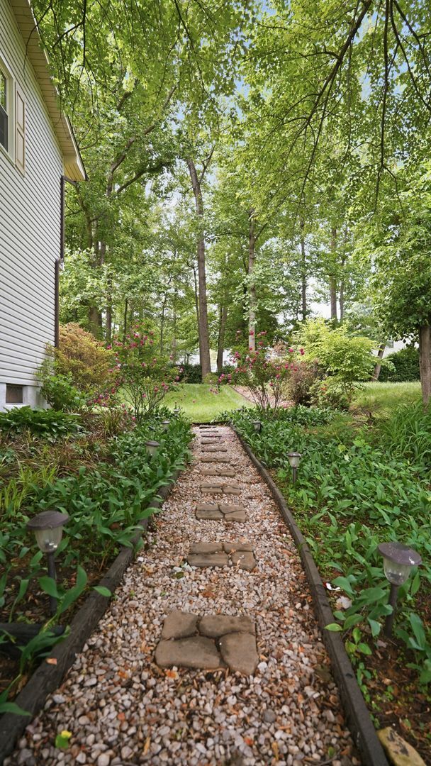 Building Photo - Newly Renovated 5 Bedroom Home With Country Porch!