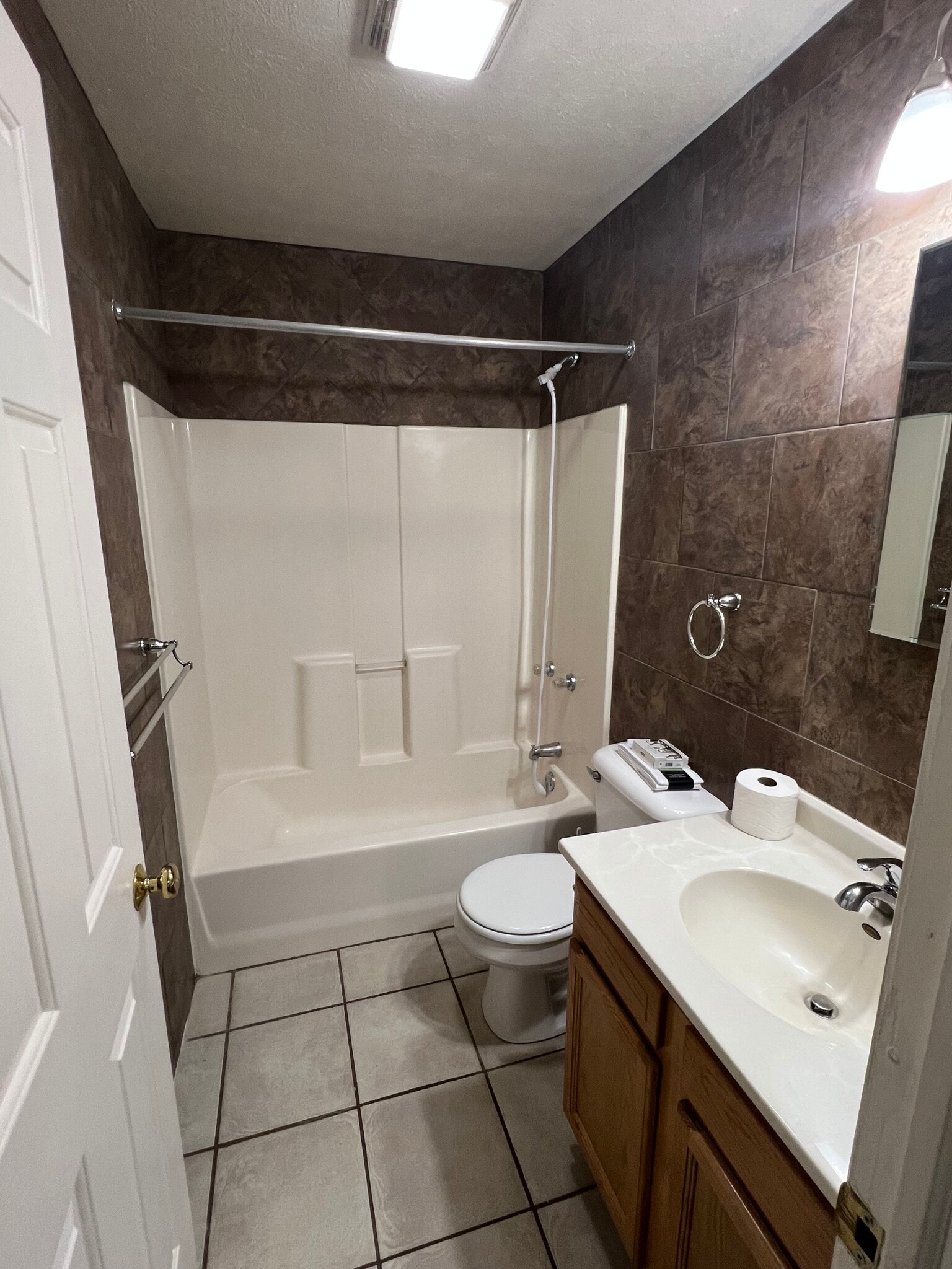 Building Photo - 605 N Main St