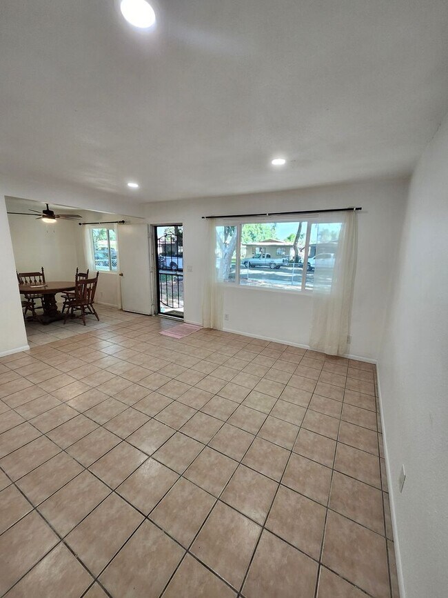 Building Photo - M-Muir Ave (triplex)