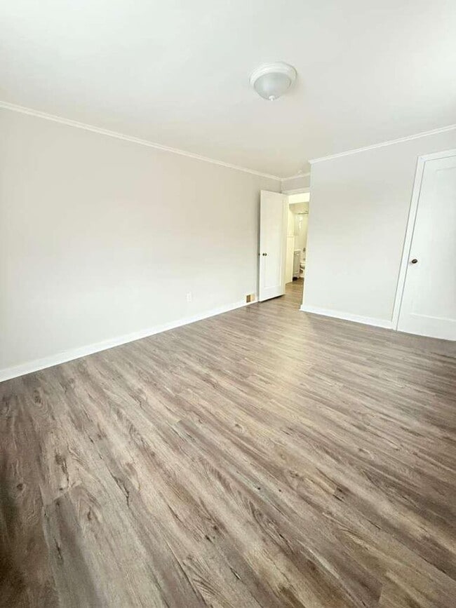 Building Photo - Spacious and beautifully updated 3-bedroom, 1.5-bath