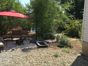 Building Photo - 4 bedroom home close to UNR