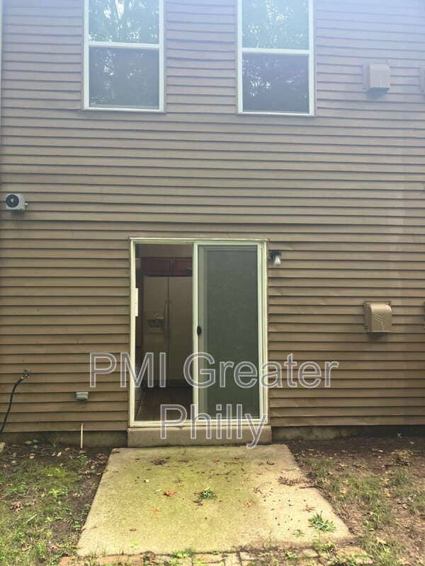 Building Photo - 585 Wrensong Rd