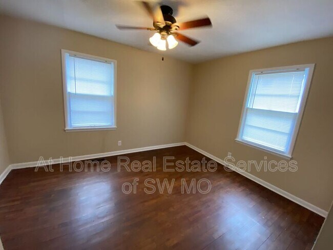 Building Photo - 1222 N Farmer Ave