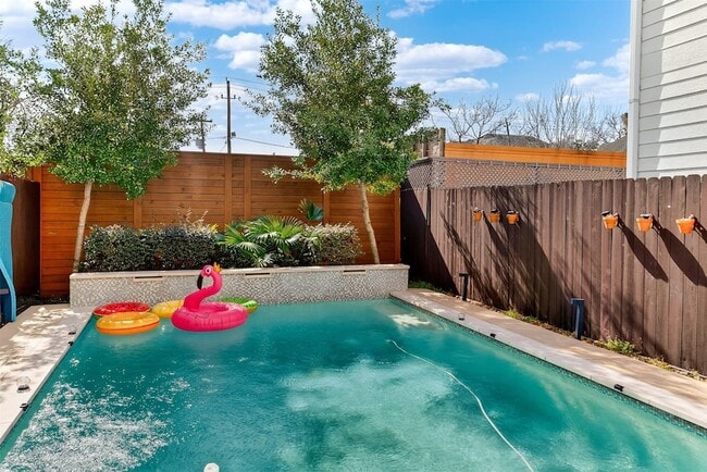 Building Photo - 5227 Nett St