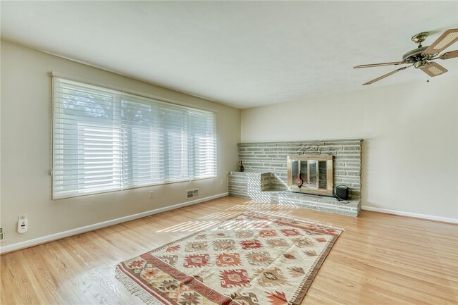 Building Photo - 241 Willowcrest Dr