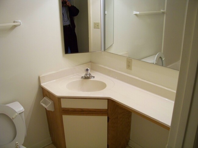 Building Photo - West End Condo--Great Location!