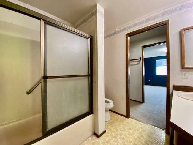 Building Photo - 674