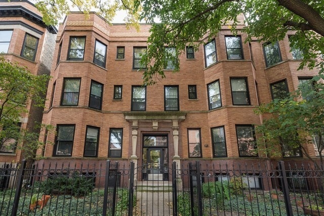 Building Photo - 833 W Wellington Ave