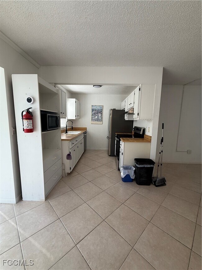 Building Photo - 7035 Cedarhurst Dr