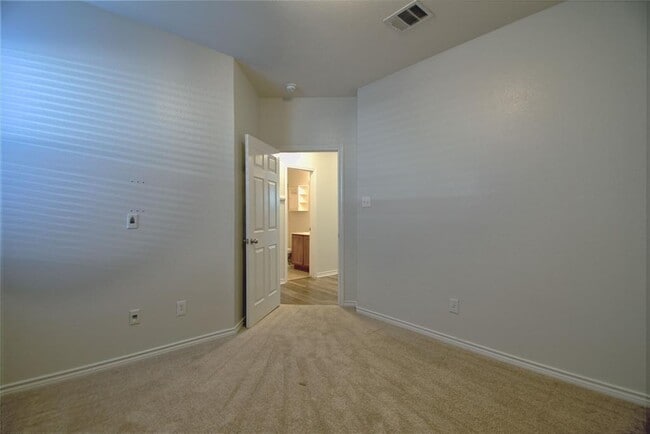 Building Photo - 125 Justin Leonard Dr