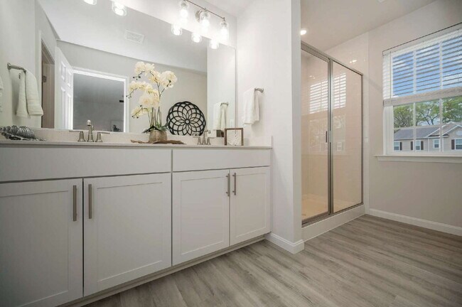 Building Photo - Spacious 3-Bedroom Rental in Sought-After ...