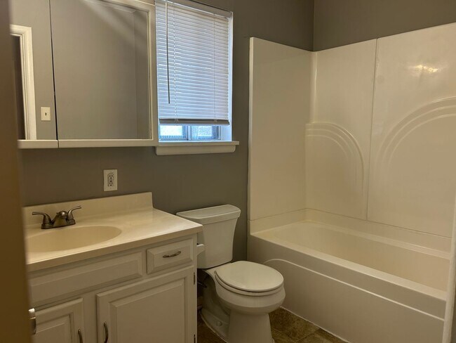 Building Photo - 3 Bedroom 1 1/2 Bath