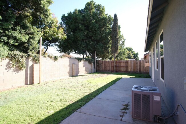 Building Photo - 3 Bedroom 2 bath!