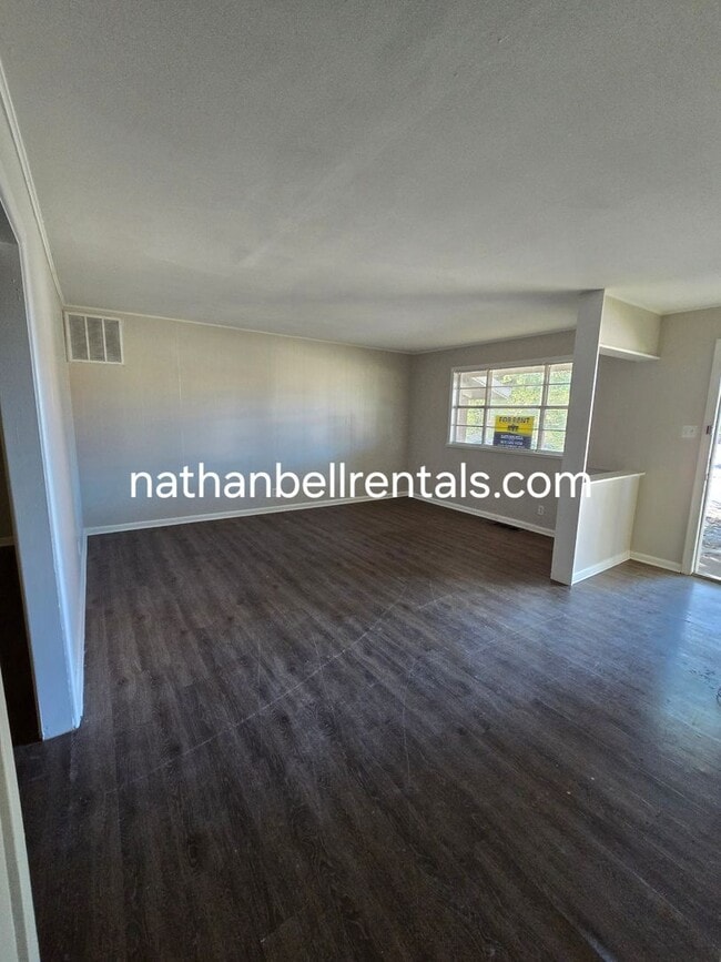 Building Photo - Single-Family Home: 4 bed, 2 bath