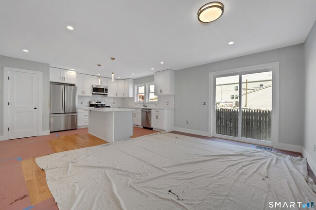 Building Photo - 20 Bouton St