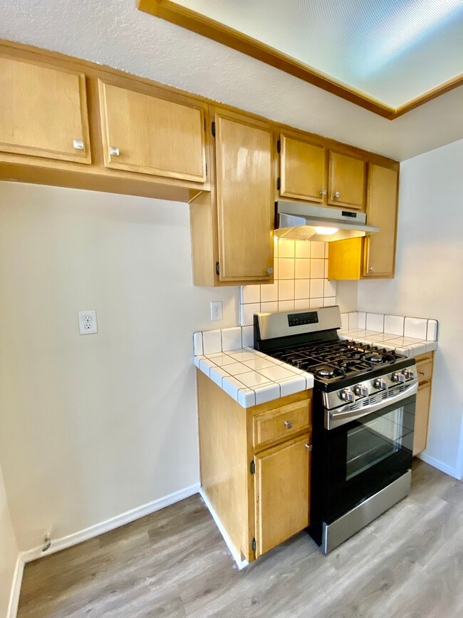 Building Photo - 553 W 22nd St