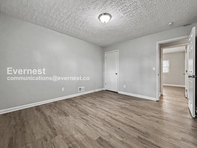 Building Photo - 2 Bed, 2 Bath Home with Fenced Yard & Garage / Pet-Friendly / Available Now!