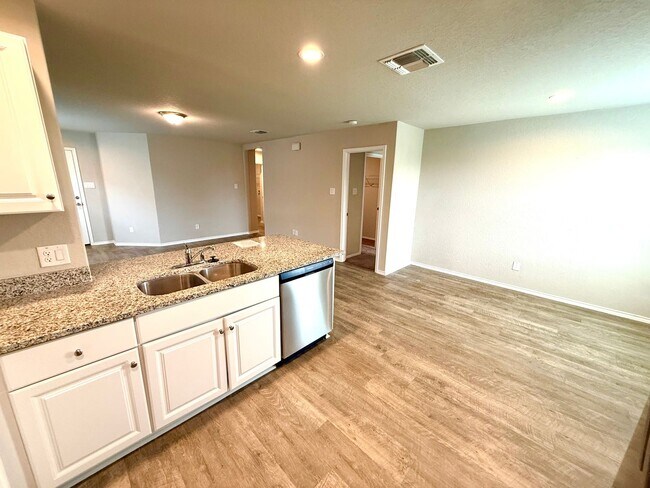 Building Photo - AVAILABLE NOW! 3 Bedroom / 2 Bath Home Nea...