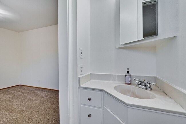 Building Photo - 3 Bedroom Gem near Santana Row.  Convenien...