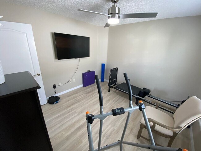 Building Photo - Gorgeous 3 + 2 Turnkey ANNUAL Lease w/Swim Spa & Large Private Screened in Patio In The Village o...