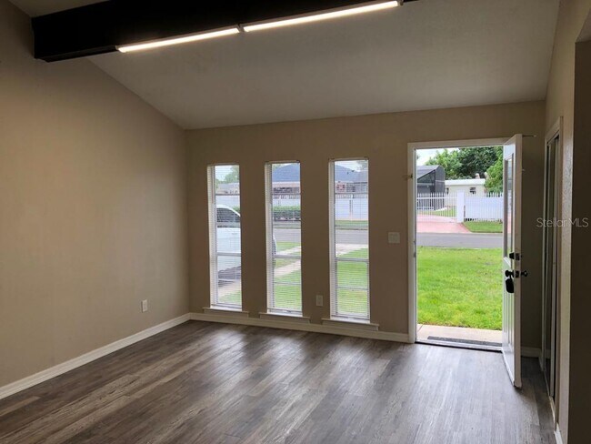 Building Photo - 127 Toluca Dr