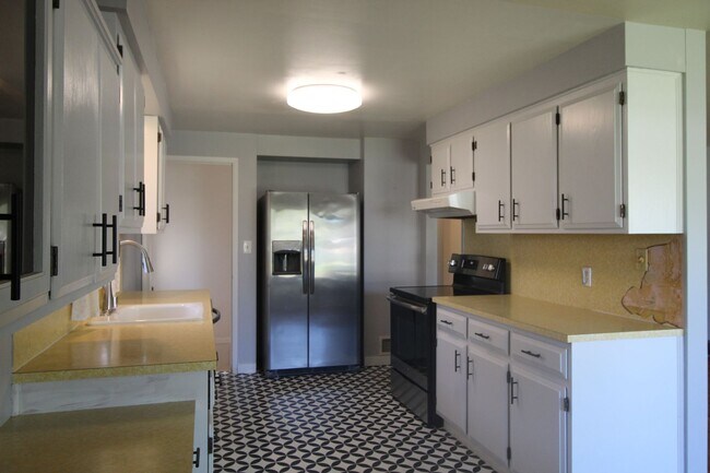 Building Photo - 3123 W Bismark Ave